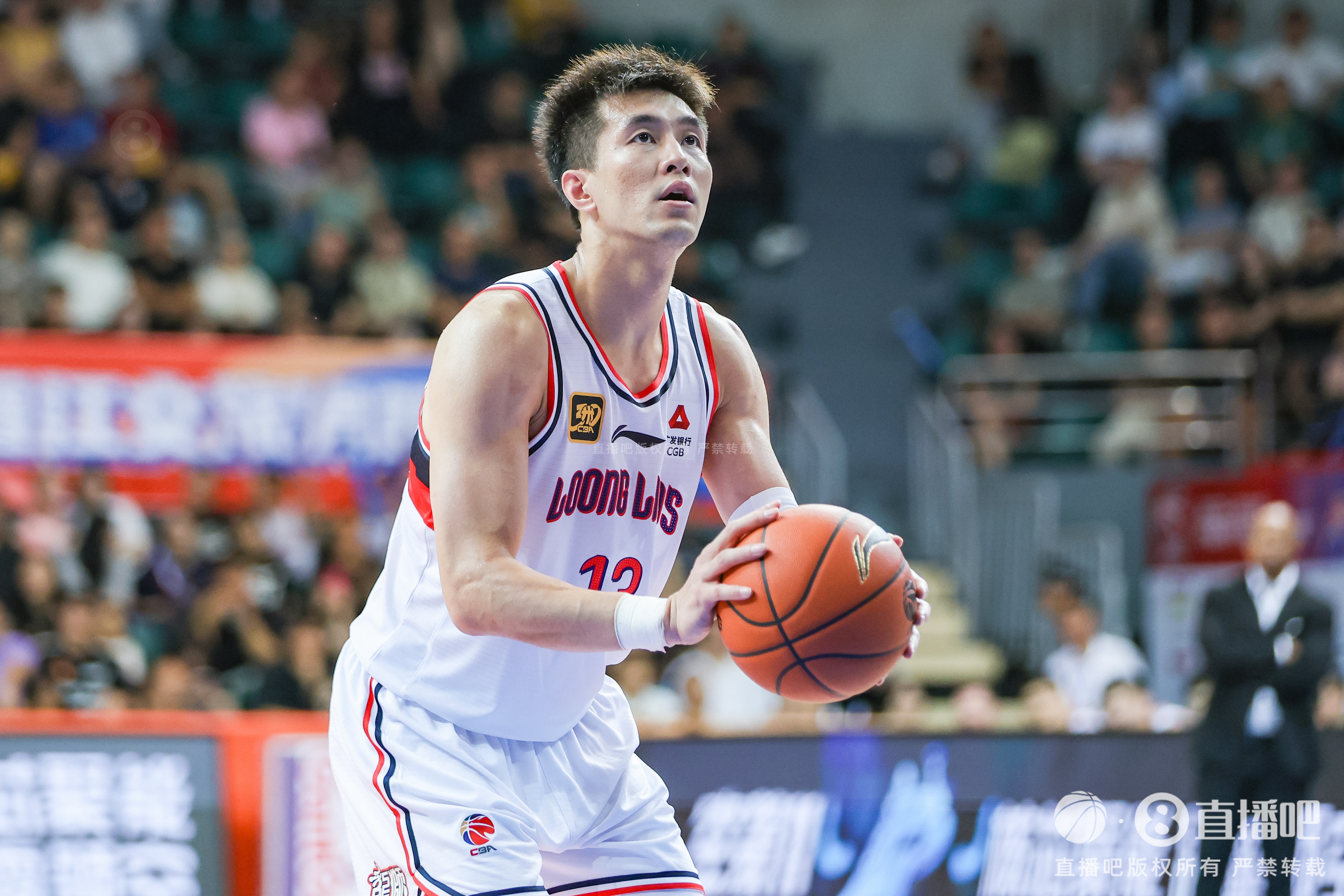 九游体育-进攻端还是有两把刷子！郭艾伦半场7分钟连续秀操作 拿到7分2板