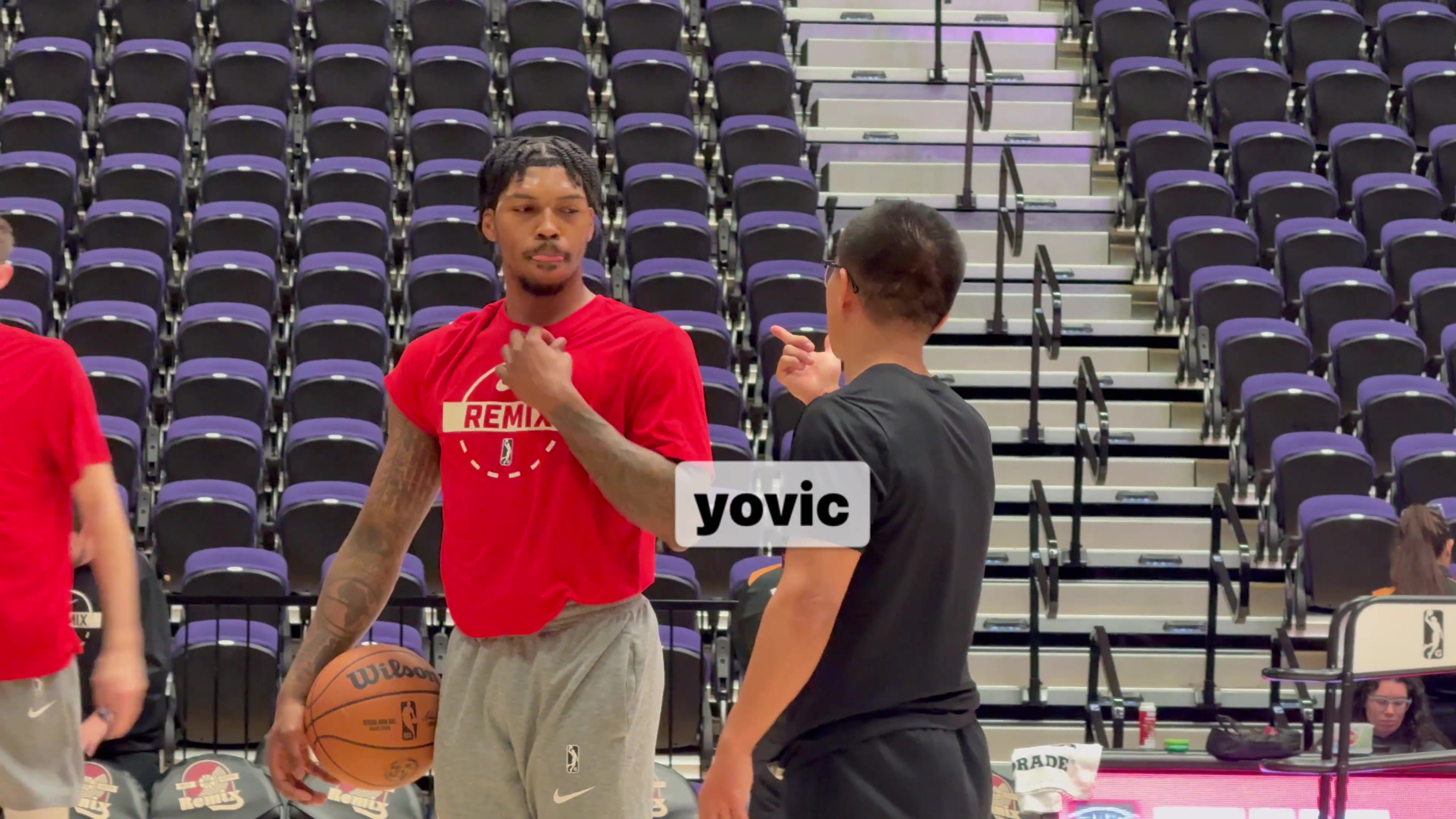 杨瀚森休战我没闲着！翻译刘禹铖赛前指导乐福 后者频频点头