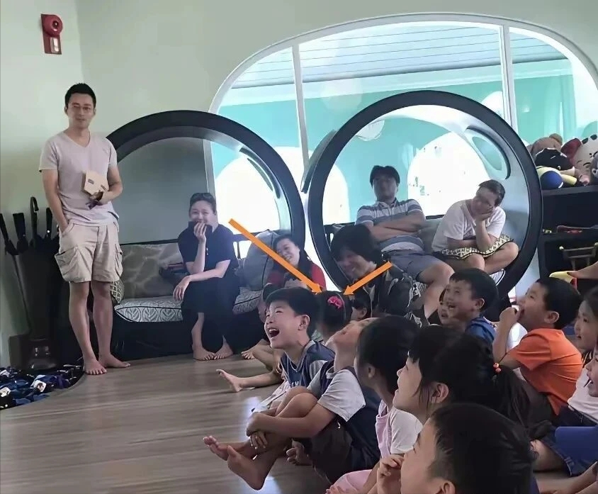 九游体育-大s去小玥儿学校照曝光!一脸慈母样好温柔,和小杨阿姨相处融洽